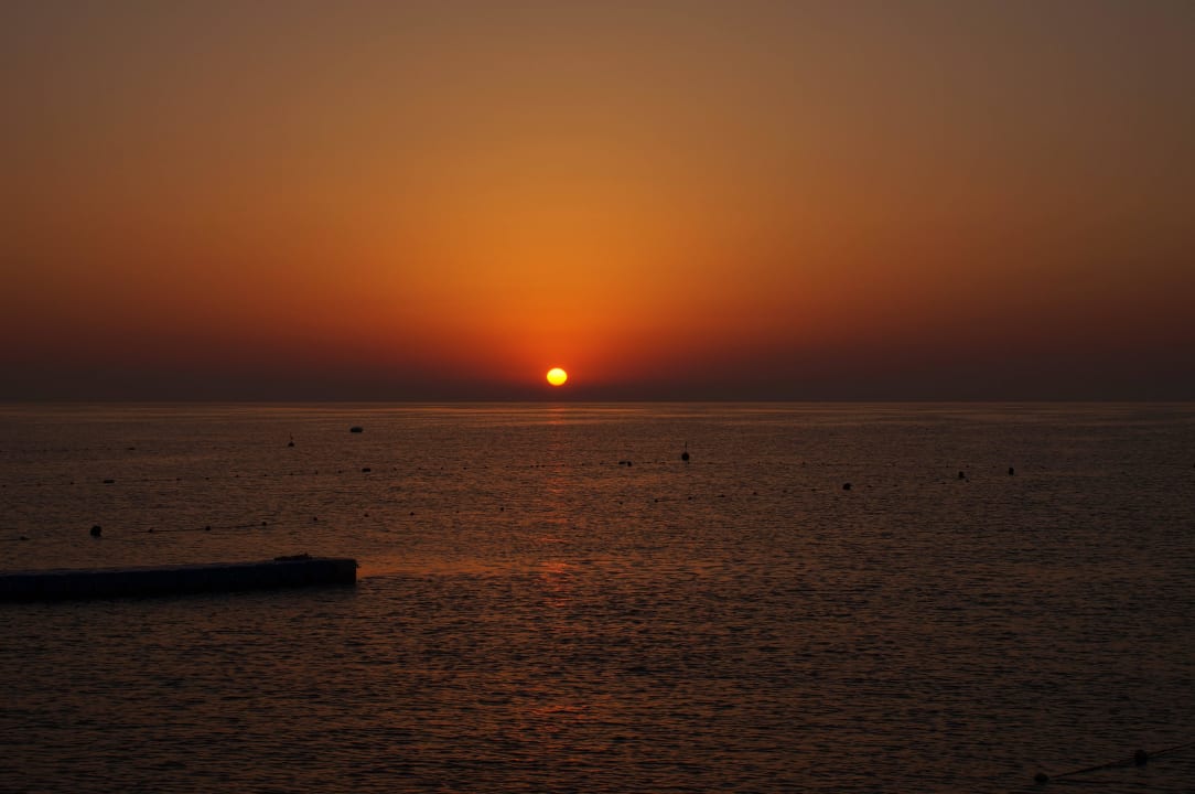Ein wunderschöner Sonnenaufgang Le Jardin Resort