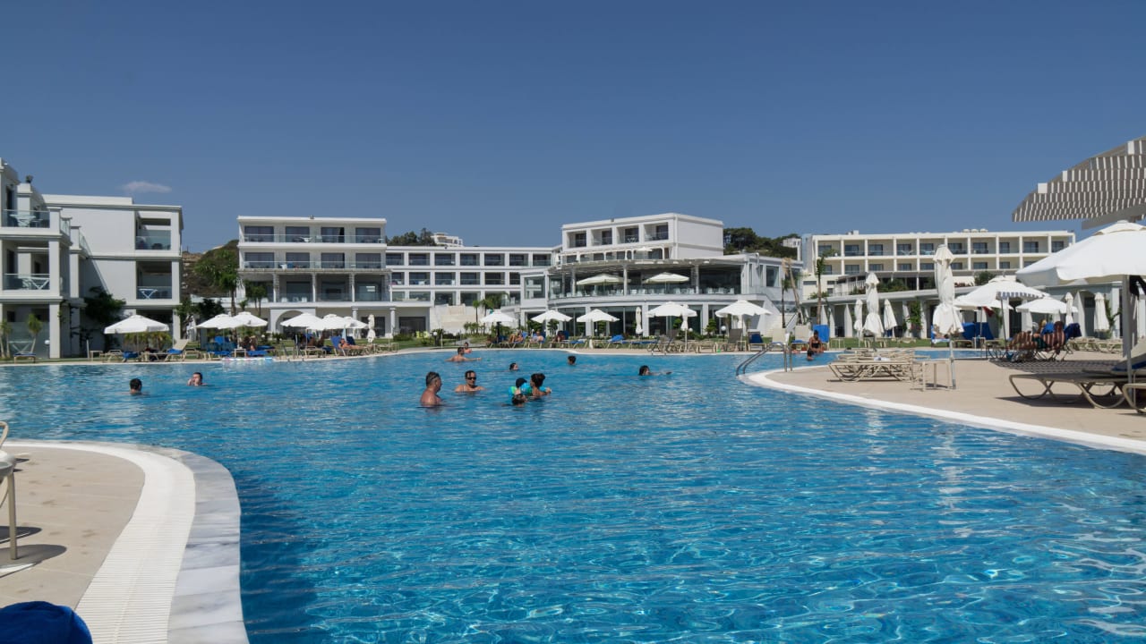 Hauptpool und Haupthaus Asterias Beach Resort