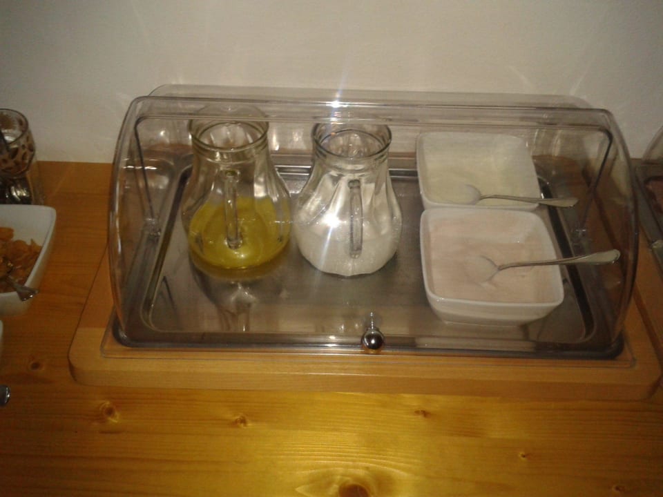Liebevoll eingedecktes Frühstücksbuffet Gästehaus Stöckl