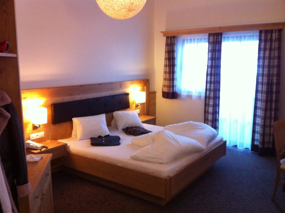 Doppelbett und Tür zum Balkon Hotel Salzburgerhof