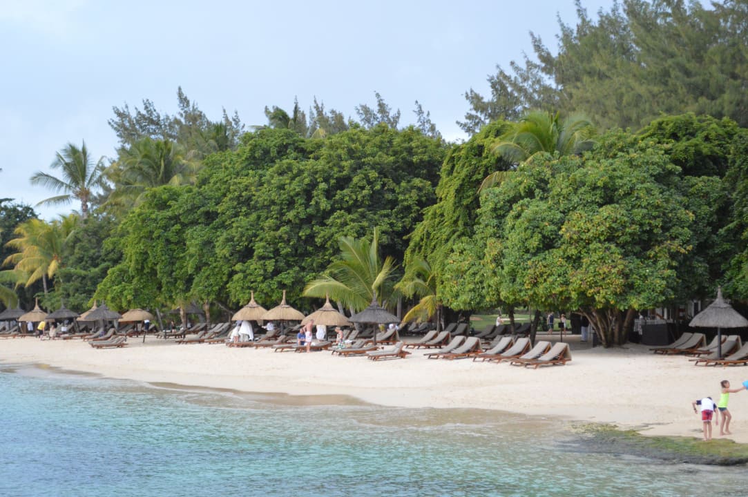 Feiner Sandstrand mit Sonne und Schattenmöglichkei Maritim Resort & Spa Mauritius