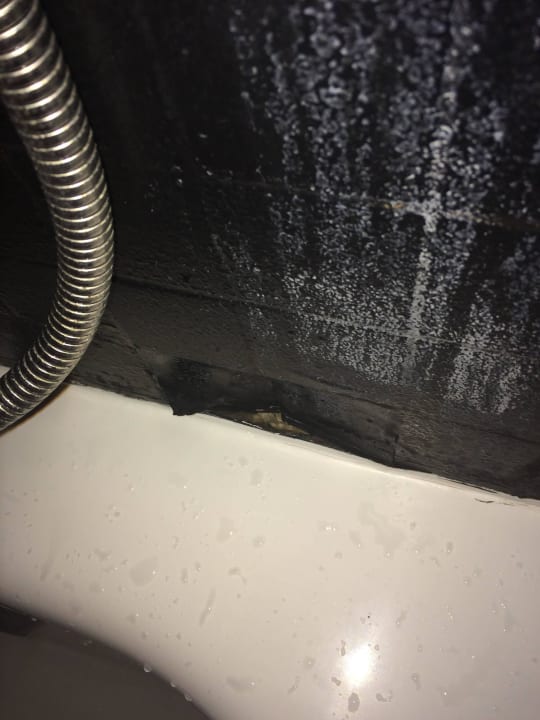 Loch im Duschbad Hotel Banys Oriental