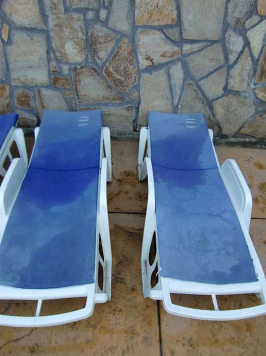 Versiffte Liegen am Pool Vemara Beach