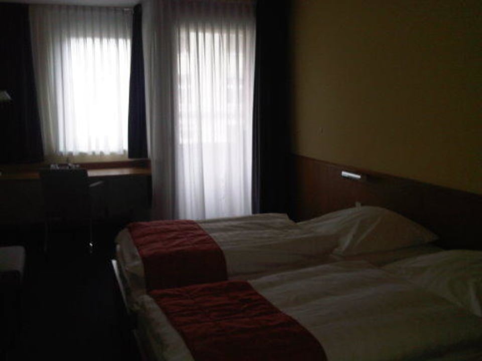 Schreibtisch und kleiner Balkon Hotel Aquino