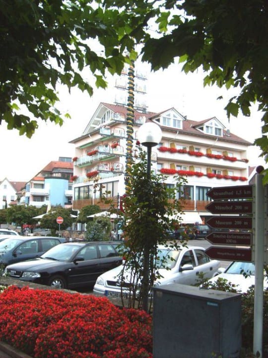 Seitenansicht mit Balkone und Blumen Seehotel Litz