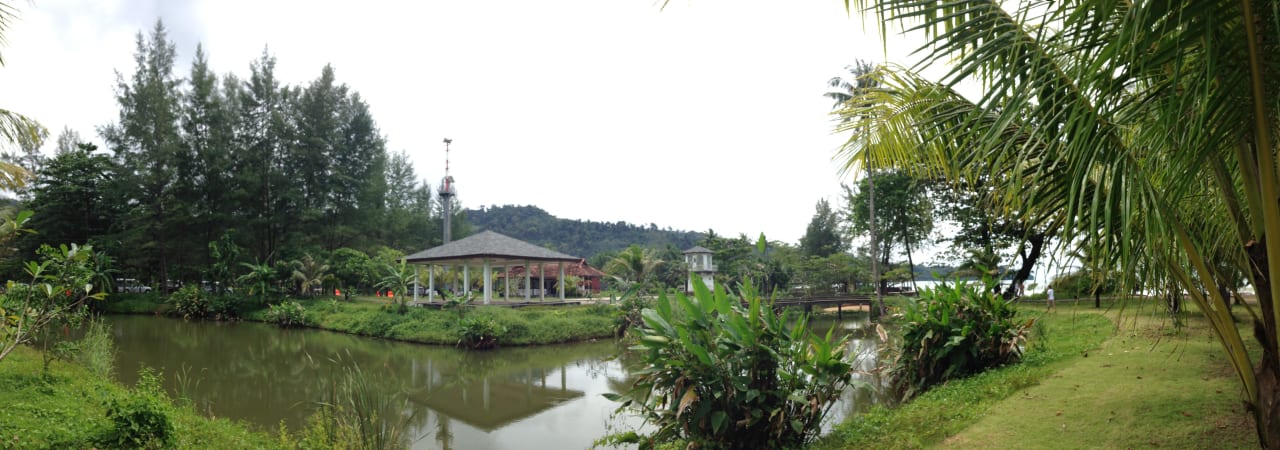 Direkt auf der anderen Strassen Seite Khaolak Oriental Resort - Adults only