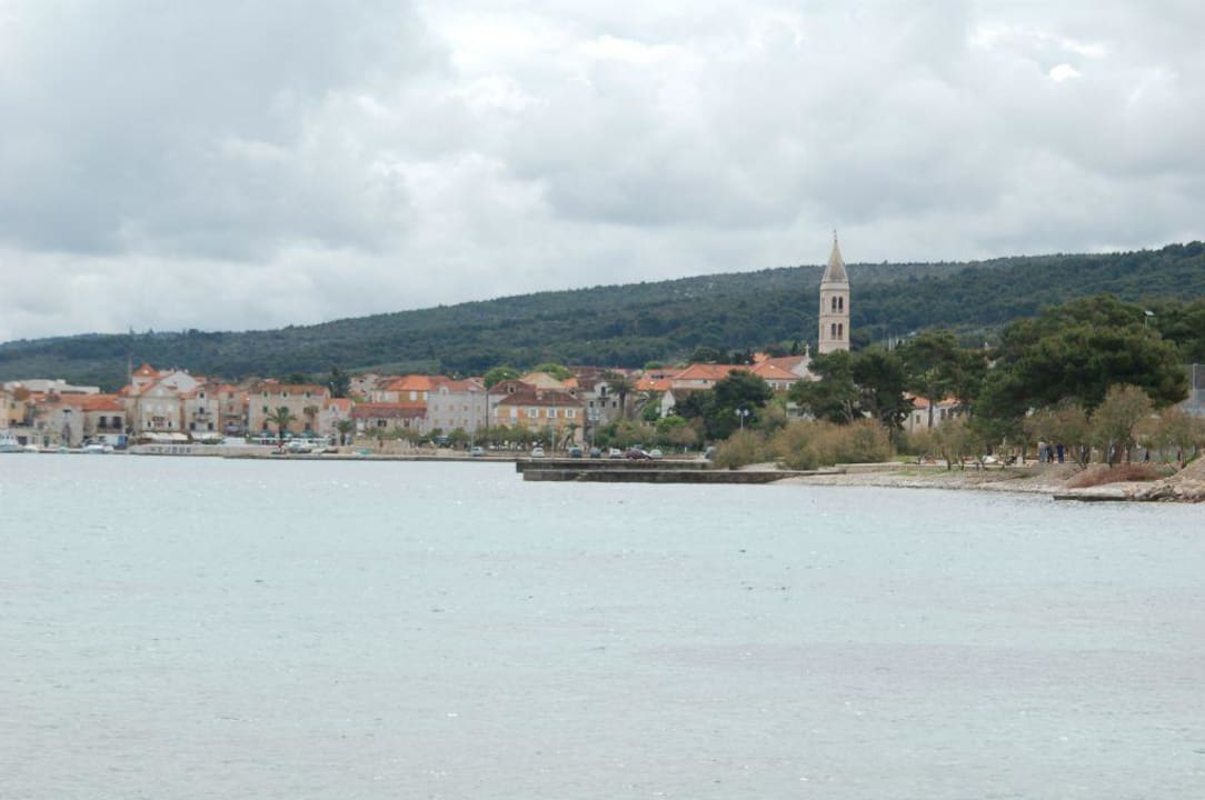 Blick vom Strand auf Supetar Waterman Svpetrvs  Resort