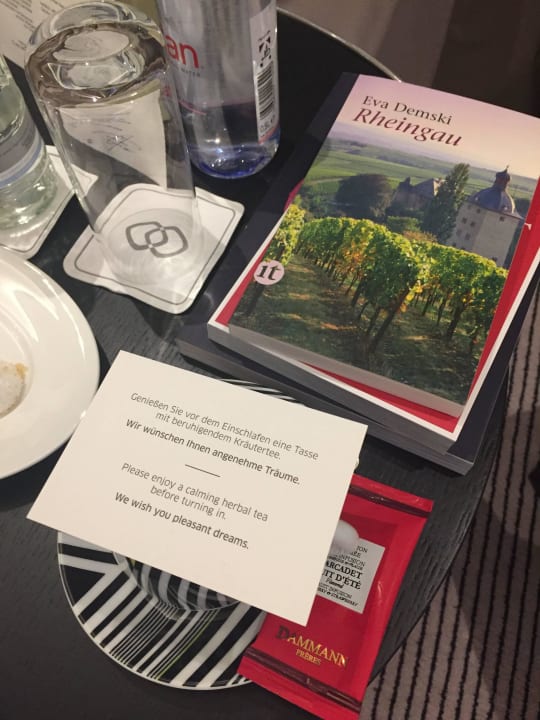 Buch und Geschirr sowie Gebäck Sofitel Frankfurt Opera