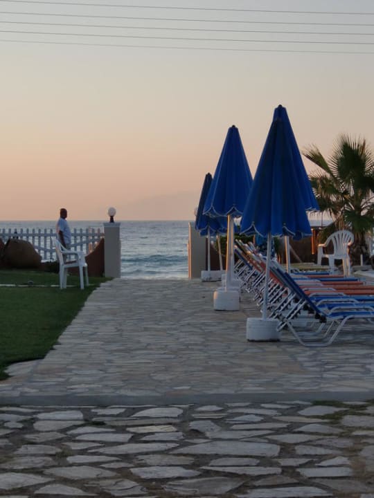 Weg zum Strand Acharavi Beach Hotel