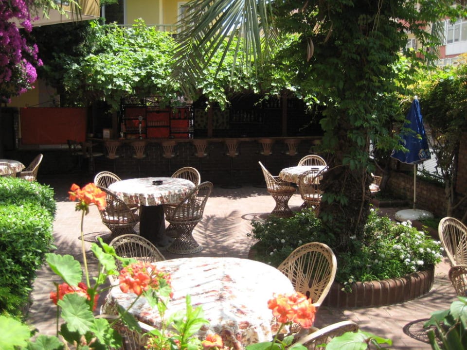 Gartenanlage mit Bar Atak Apart Hotel