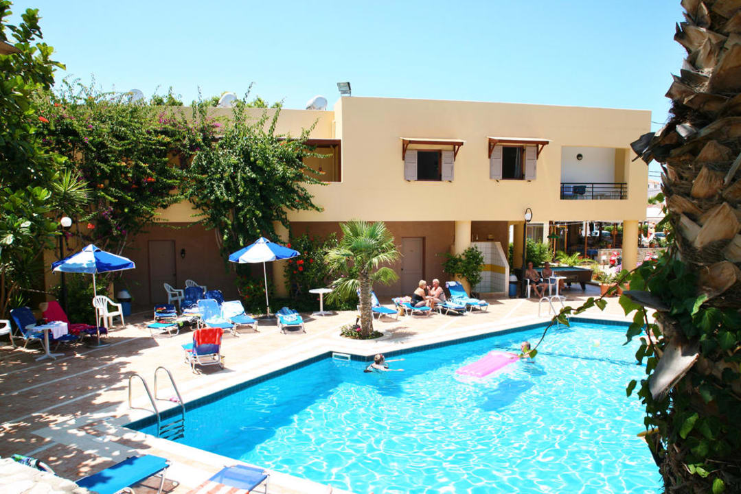 Pool area Hotel Latania Apartments