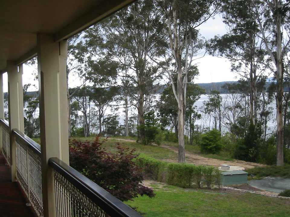 Vor dem Eingang mit Blick zum See Robyn's Nest Guest House