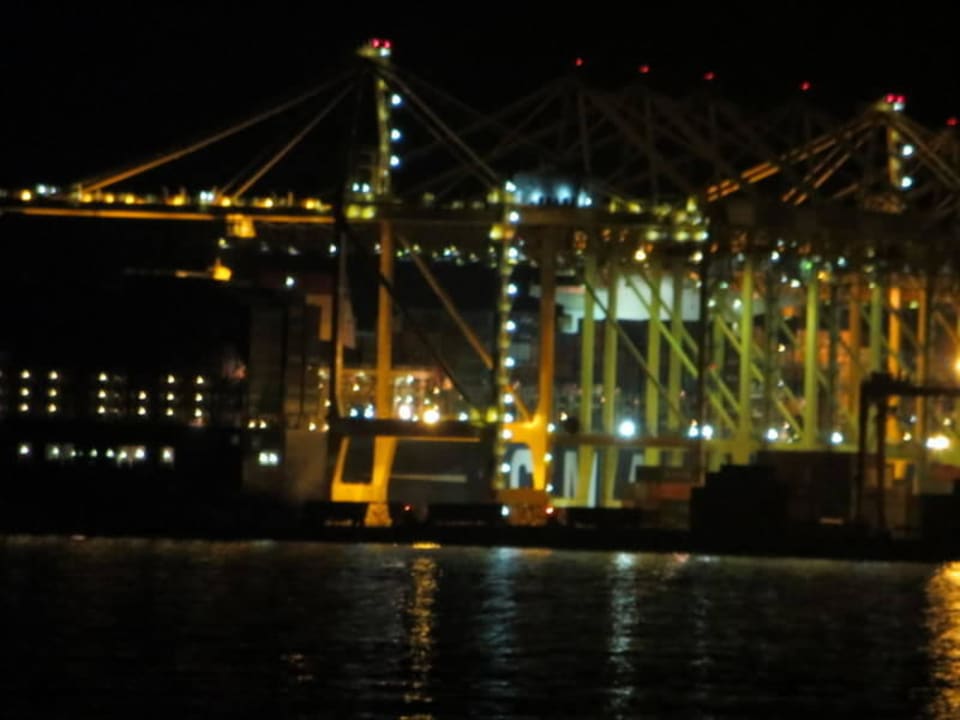 Die Kräne bei Nacht (starker zoom) Oceanic Khorfakkan Resort & Spa