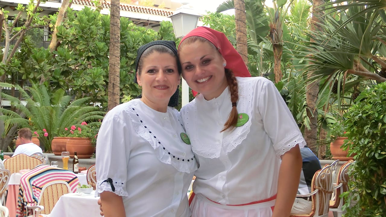 Zwei fesche Damen aus der Service Crew Hotel Parque Tropical