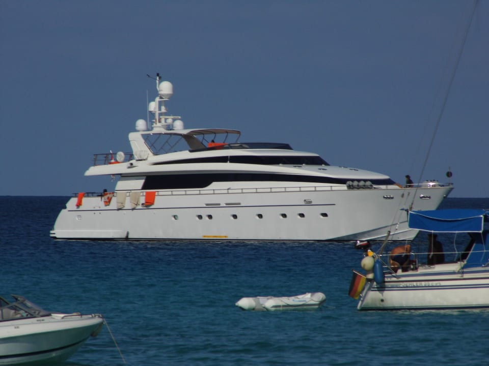 Yacht in der Bucht Hotel & Spa S'Entrador Playa