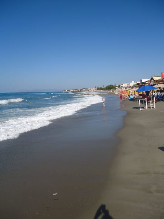 Grober Sandstrand, kaum Steine, flach abfallend Porto Platanias Beach Resort & Spa