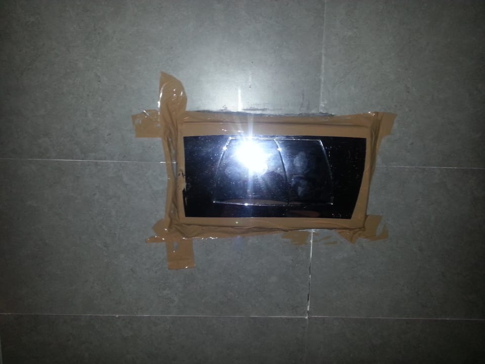 Drückerplatte mit Klebeband befestigt Caribbean World Thalasso Djerba