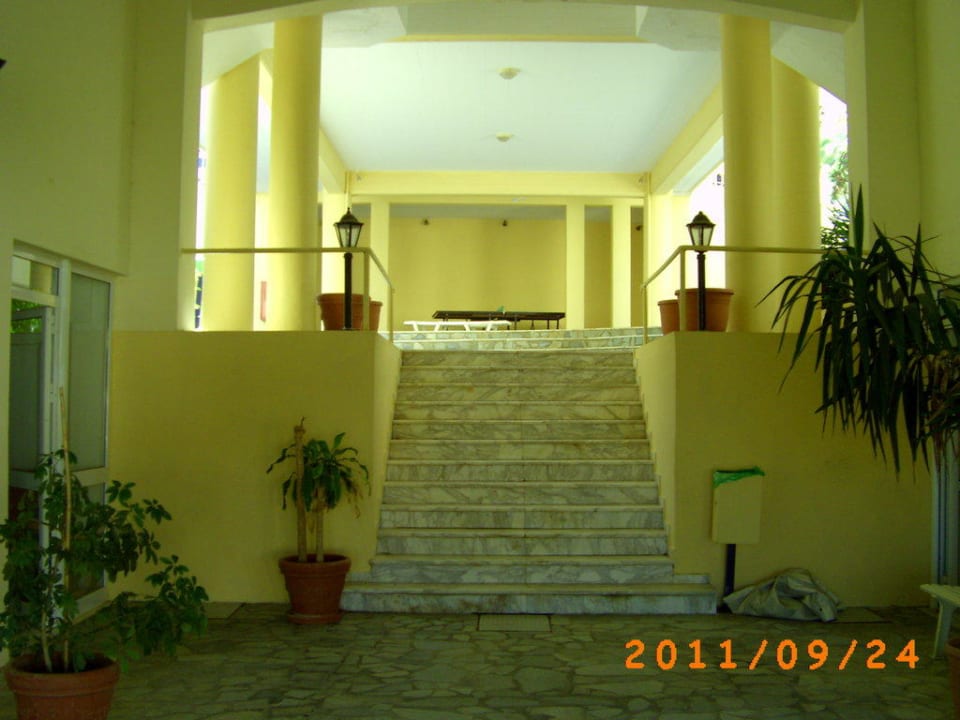 Treppen zum Strand Hotel Alexander House