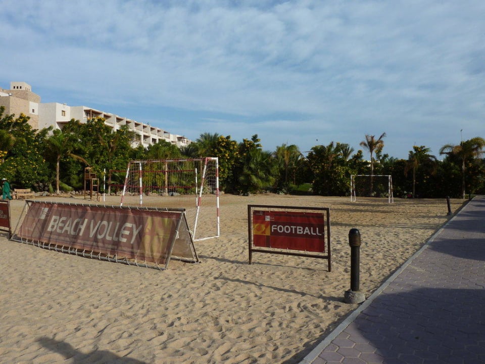 Fußballfeld gleich hinterm Strand Fort Arabesque Resort, Spa & Villas