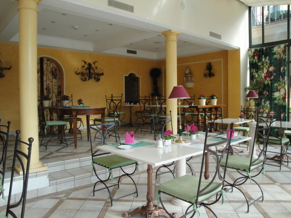 Frühstücksraum im Wintergarten Hotel Vereina