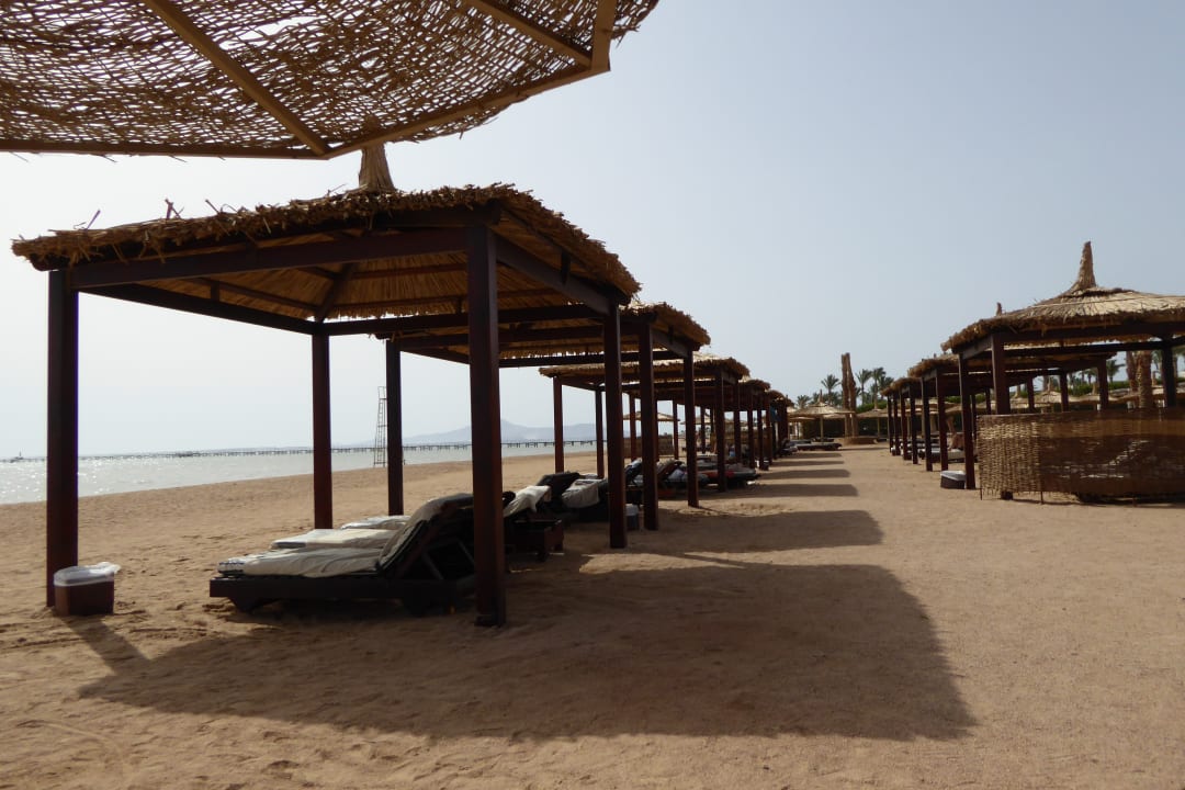 Sonnenschutz in Reih und Glied... Coral Sea Holiday Village