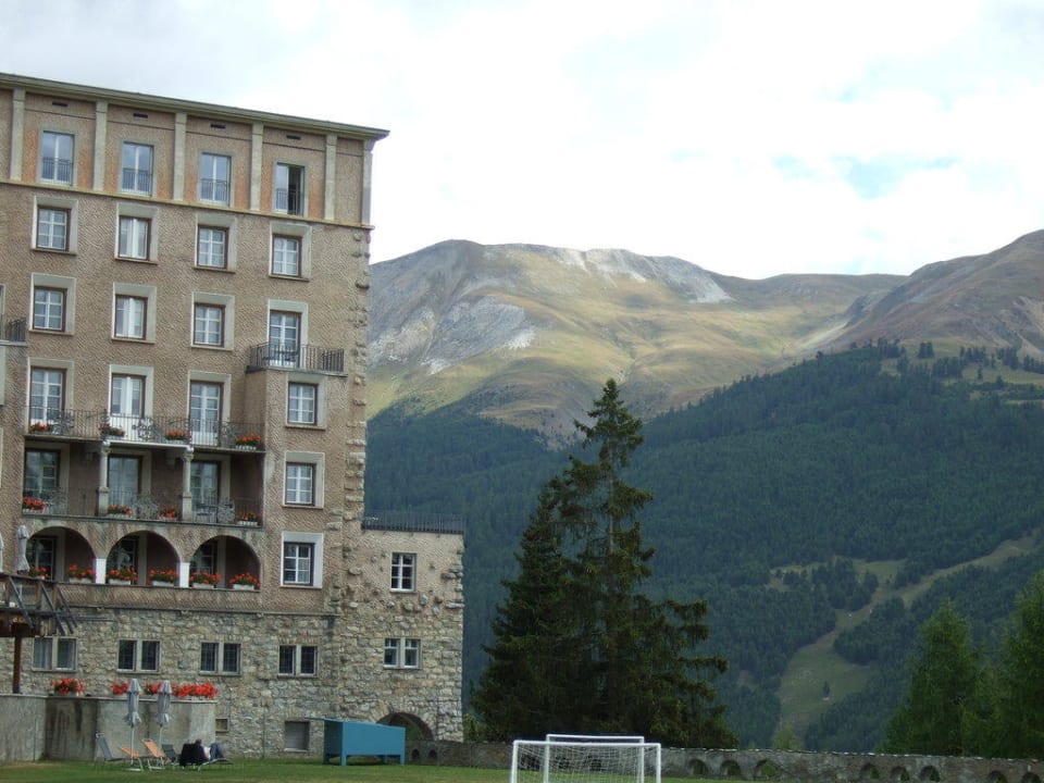 Bergblick von der Gartenseite Hotel Castell