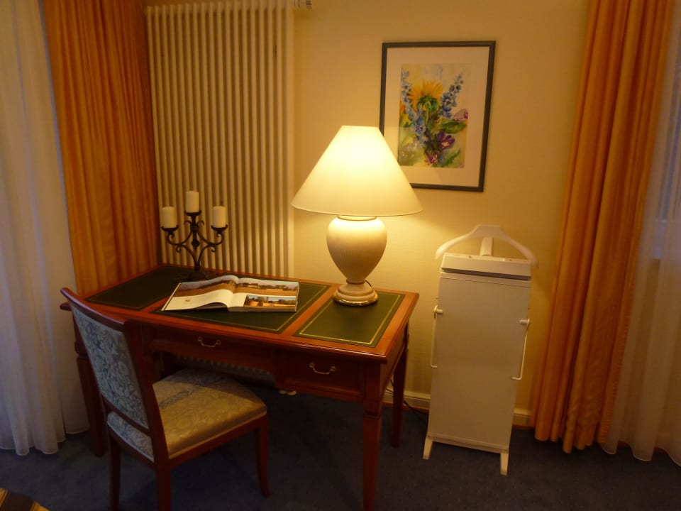 Schreibtisch mit Steckdosen unmittelbar dahinter Baumann's Landhaus