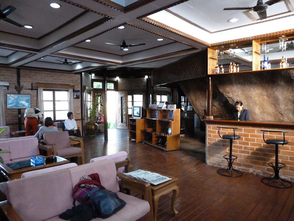 Eingangsbereich und Bar Mountain Top Hotel