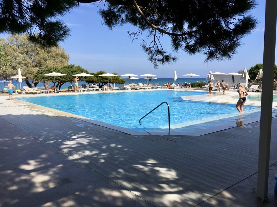 Pool The Bay Hotel & Suites