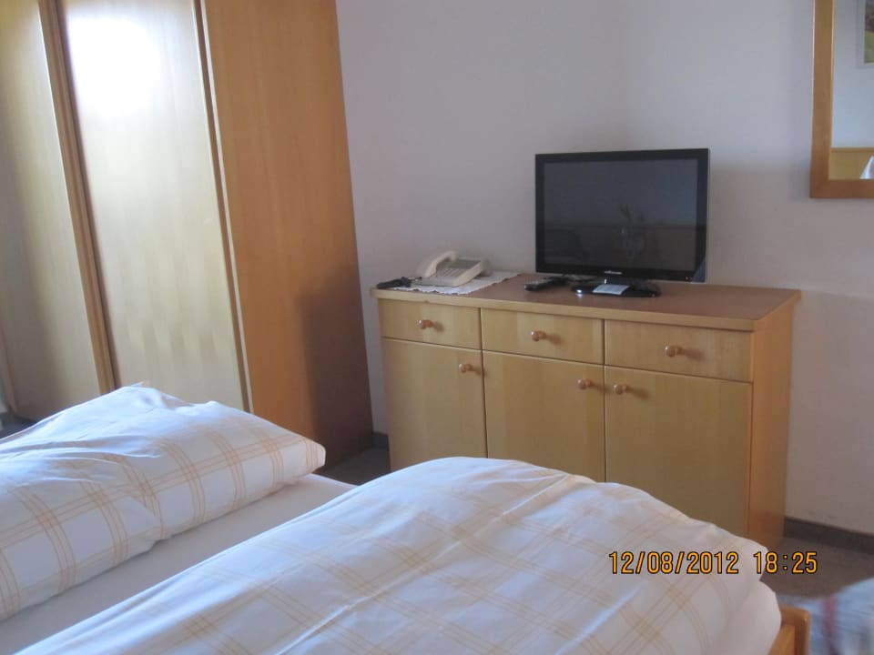 Kommode mit TV und Telefon Alpengasthof Hotel Kopphütte
