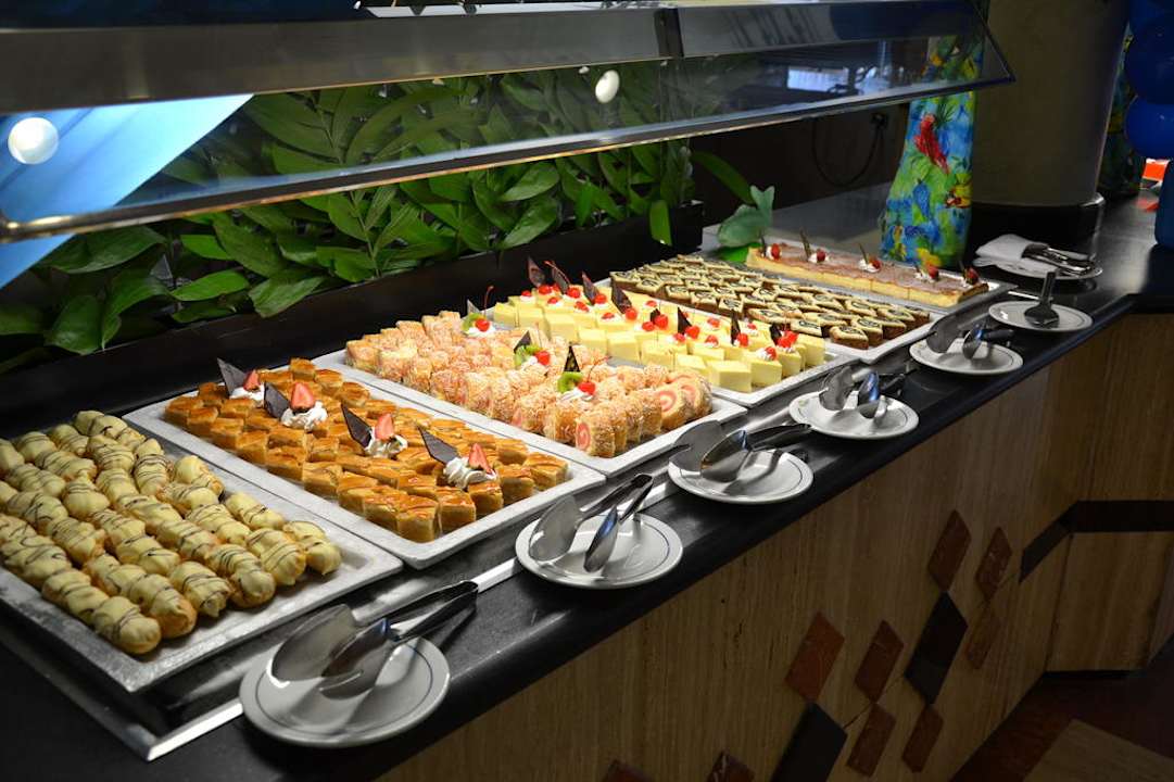 Nur ein Teil bes Kuchenbüffets Grand Palladium Kantenah Resort & Spa