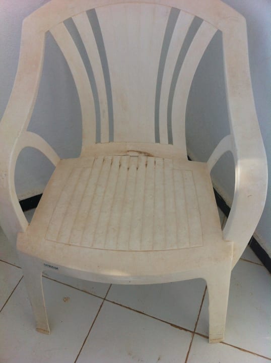 Verdreckter Stuhl auf dem Balkon Hotel Sangho Club Zarzis