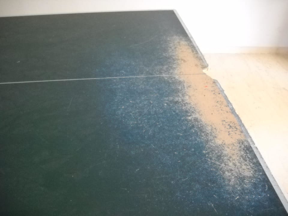 Demolierte Tischtennisplatte Kresten Palace Hotel