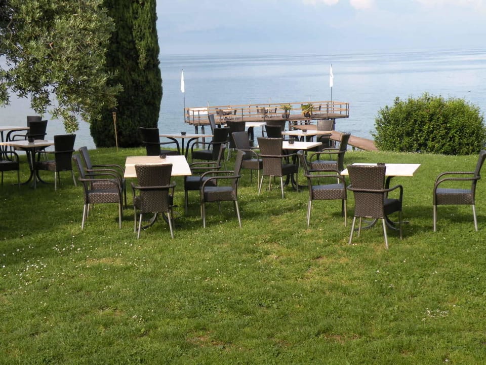 &quot;Garten vom Restaurant mit Blick auf den Steg&quot; Desenzano