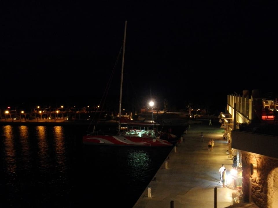 Отель вечером Pickalbatros Citadel Resort