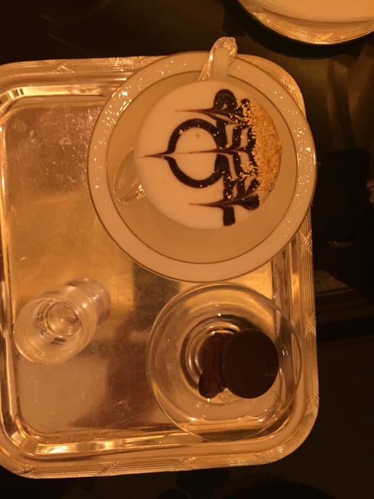 Cappuccino mit Goldflakes Emirates Palace Mandarin Oriental