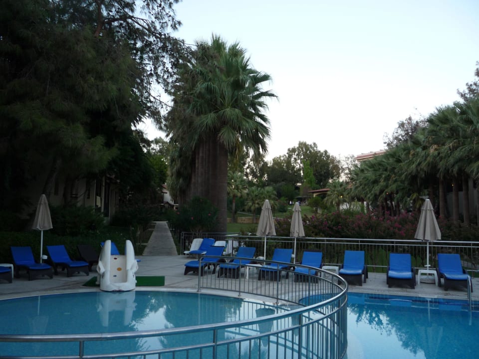 Die Poolanlage, kurz vor dem Abend Melas Holiday Village