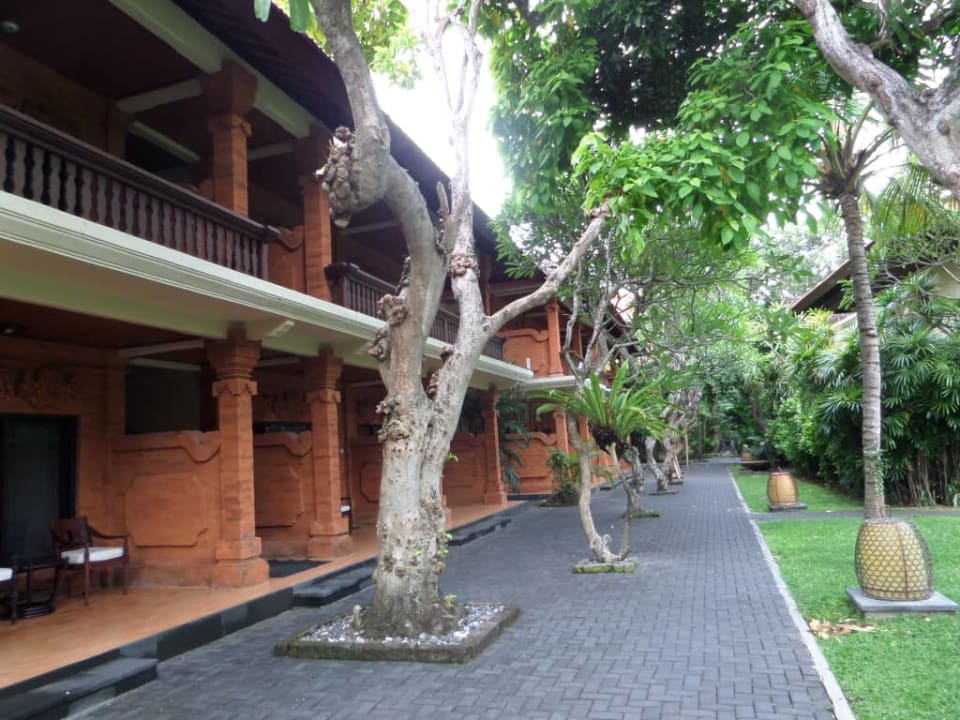 Wygląd zewnętrzny hotelu Puri Santrian