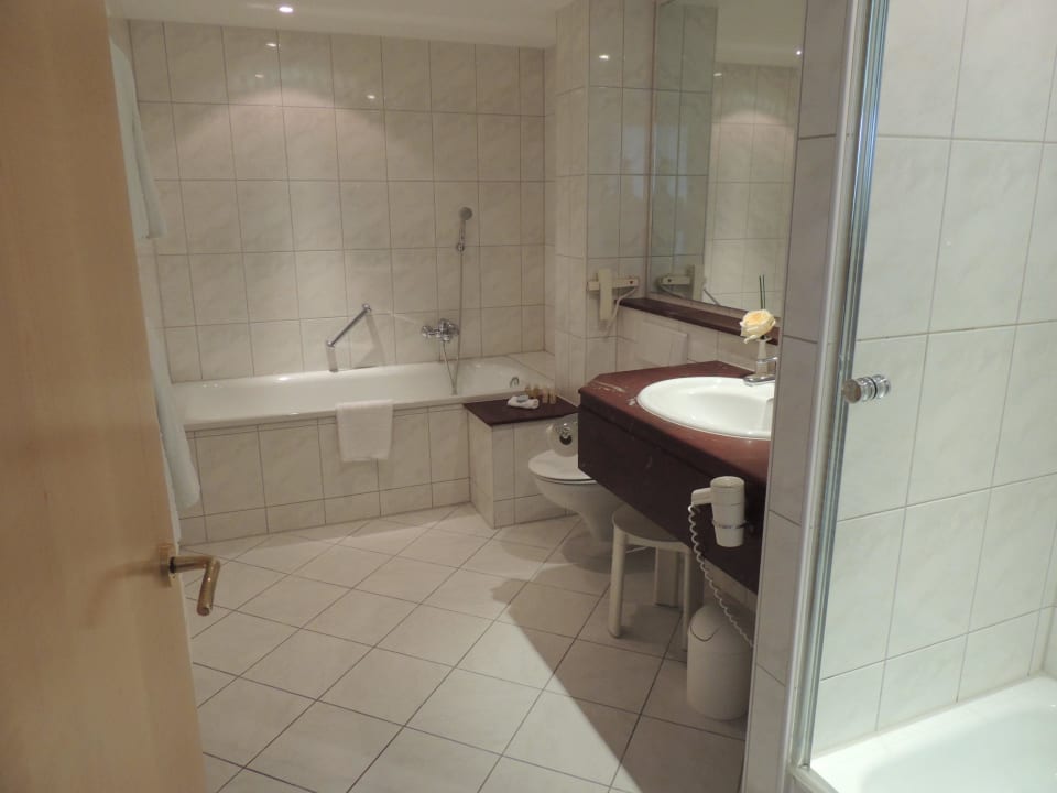 Bad mit Wanne und seperater Dusche Hotel Palace Berlin