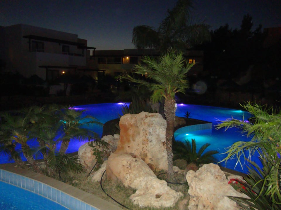 Pool mit Abendbeleuchtung Atlantica Mikri Poli Rhodes