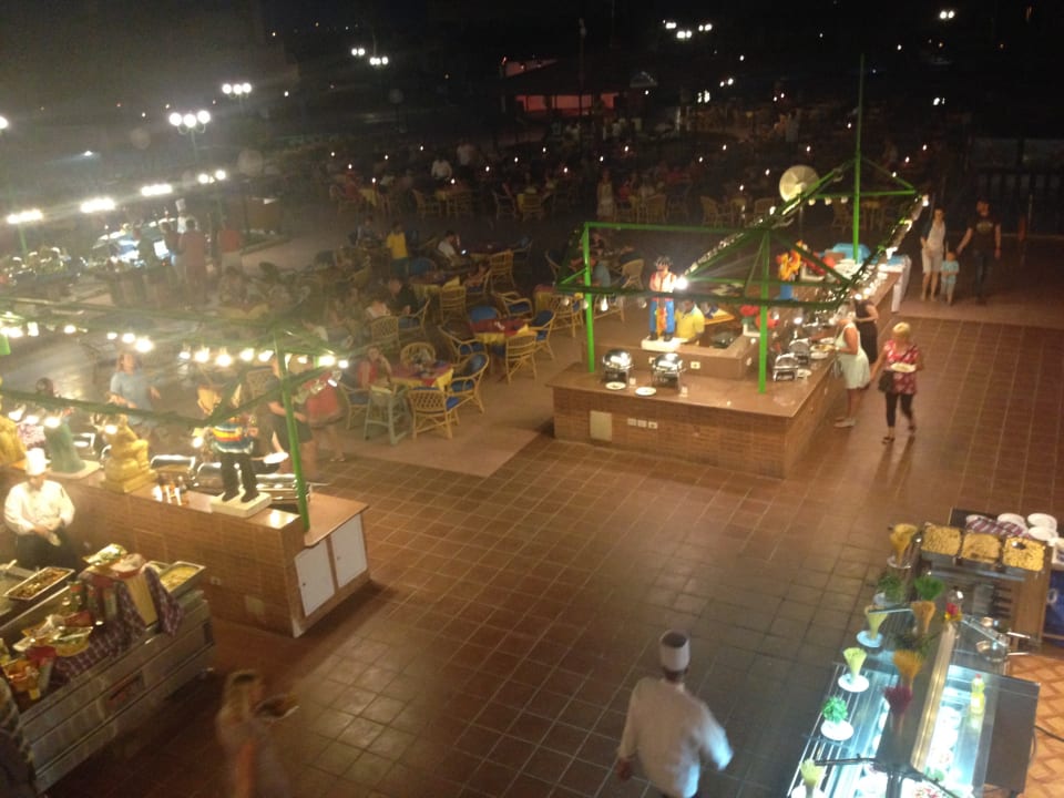 Draußen Abendessen  Akassia Swiss Resort