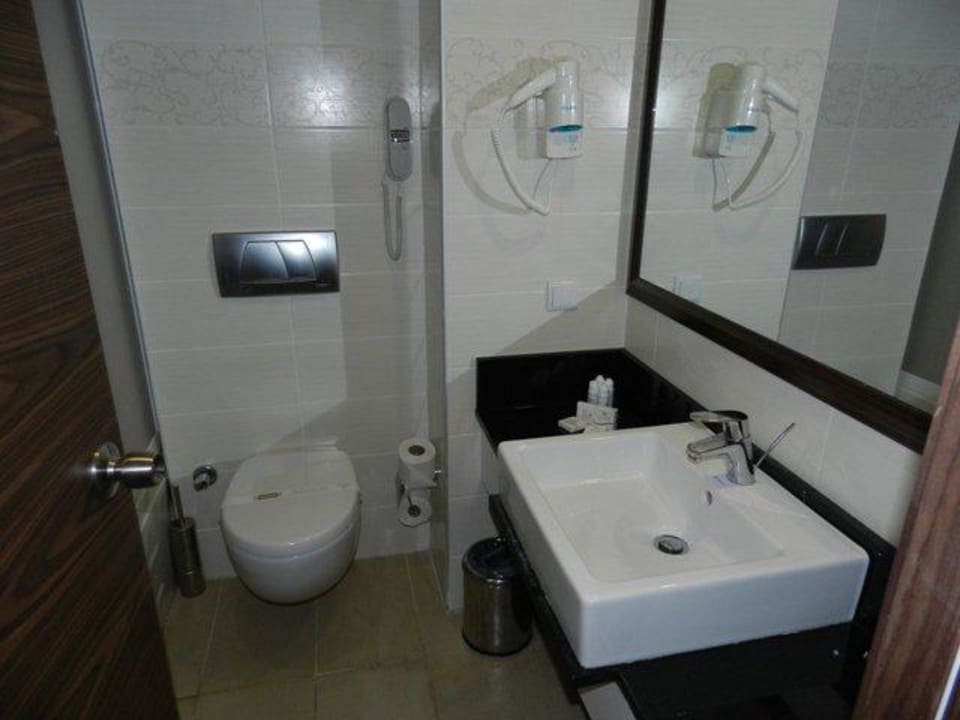 Mała, ale ustawna łazienka Jura Hotels Kemer Resort