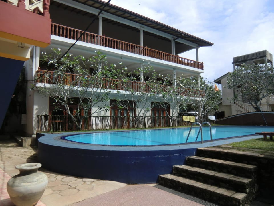 Pool und Gebäude mit Luxus-Zimmern Wunderbar Beach Club Hotel