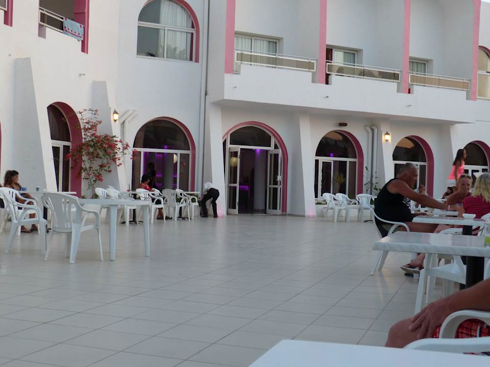Sitzgelegenheiten am Pool Hotel Homère Djerba