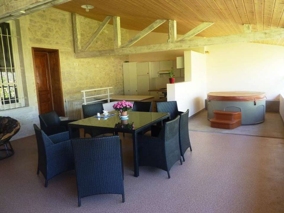 La galerie : Jacuzzi, cuisine d'été, jeux Guesthouse La Demeure du Fierloz