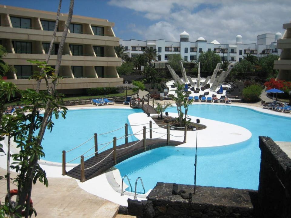 Eine der beiden Poolanlagen Dreams Lanzarote Playa Dorada Resort & Spa