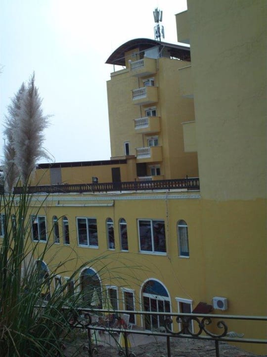 Hauptgebäude von hinten Larina Resort Spa & Hotel