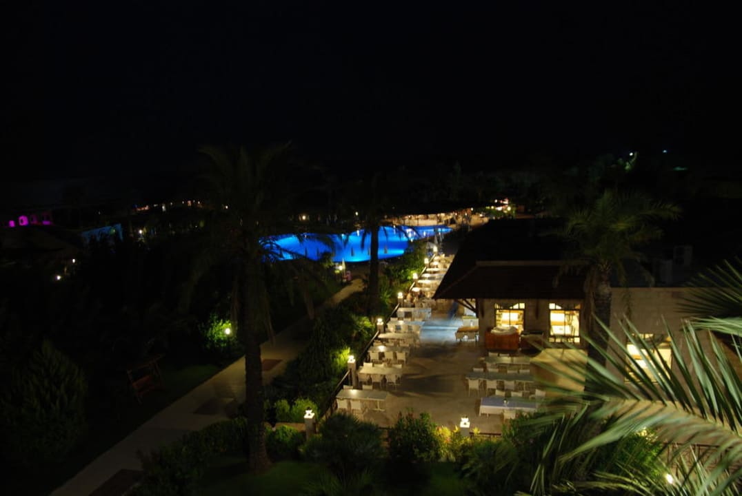 Basen nocą z wieży widokowej TUI KIDS CLUB Felicia Village