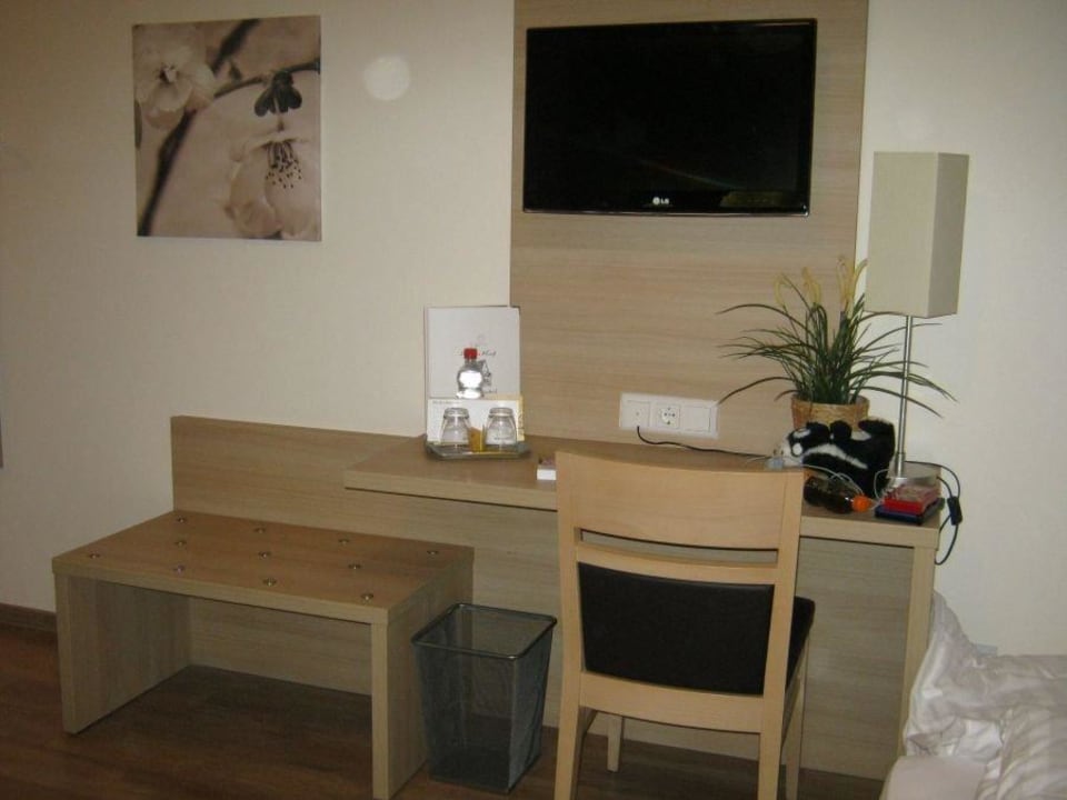 Fernseher und Schreibtisch Hotel Weißes Roß