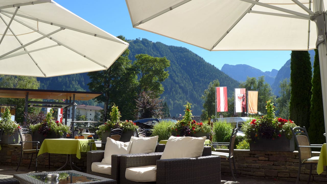 Sitzecke vor dem Hotel aja Fürstenhaus am Achensee